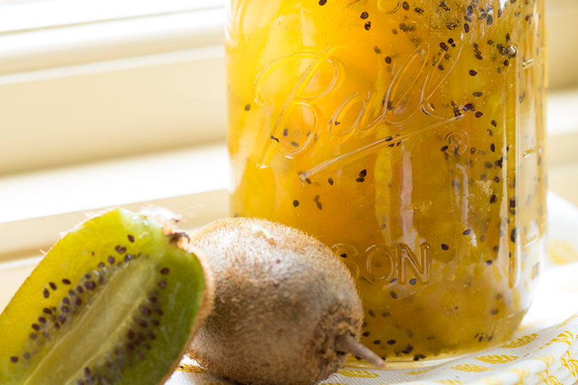 Kiwi jam in een jampotje en 1,5 kiwi ernaast
